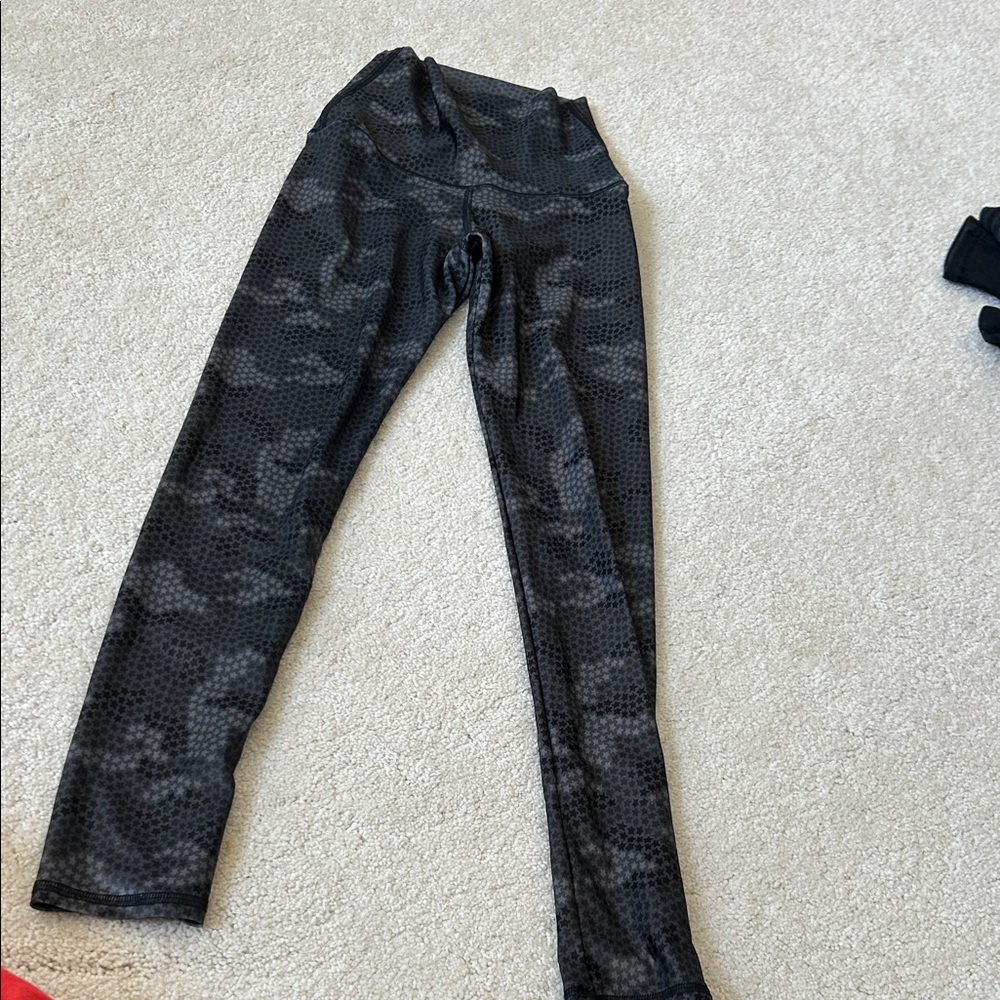 Emily Hsu leggings size small metallic camo stars high waisted